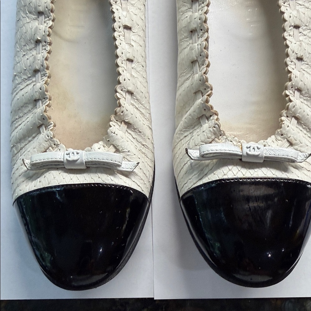 CHANEL White Leather Ballet Flats with Black Patent Cap Toe and Bow Accent - Picture 2 of 2